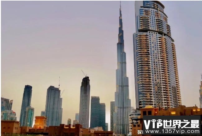 世界上最高的楼房 迪拜哈利法塔高828米(有126层)